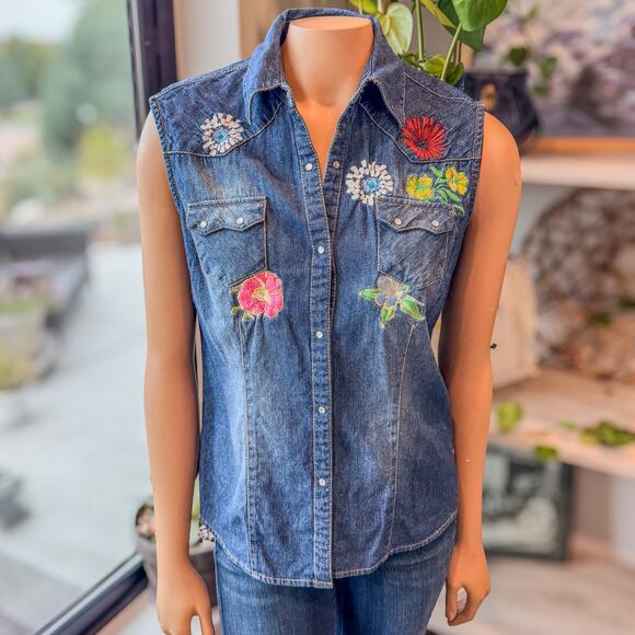 Adik+D, Floral Embroidered Denim Sleeveless Button Up Western Top-Women's Medium - Picture 5 of 10